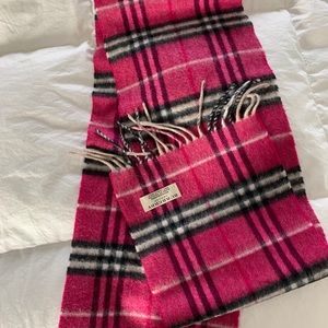Child size Burberry scarf. Pink.